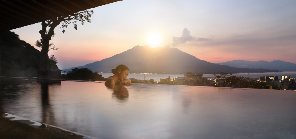 With views of Sakurajima and Kagoshima city from a height of 108 m above sea level, enjoy soaking in an outdoor onsen filled with natural hot spring water wells up from 1,000 m underground.