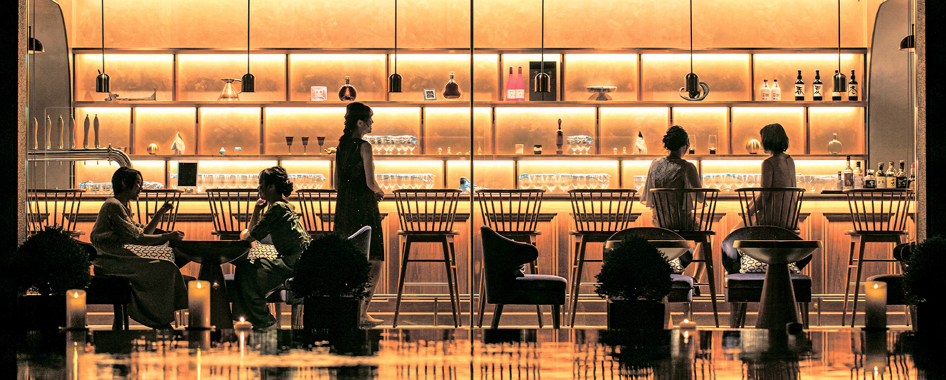 shiroyama hotel rounge  some women and men talks and relax
10seat counter and two tables in room                                                         　

https://www.shiroyama-g.co.jp/