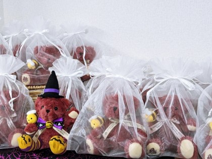 養護施設など4施設へハロウィンのプレゼントをお届け