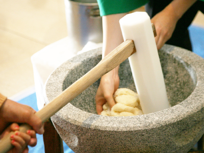 ①新春餅つき大会<br><1月1日(水)~1月3日(金)>