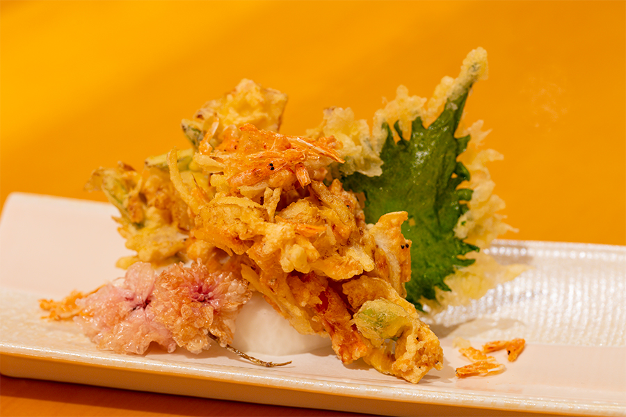 <p style="text-align:center;"><small>桜海老と野菜のかき揚げ(一品料理)</small></p>