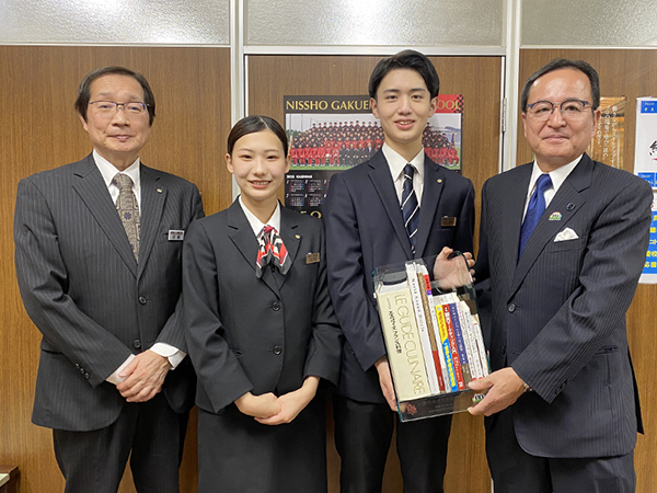 ▲左より、同校の近藤校長、生徒の上村さん・松下さん、弊社代表取締役社長 矢野
