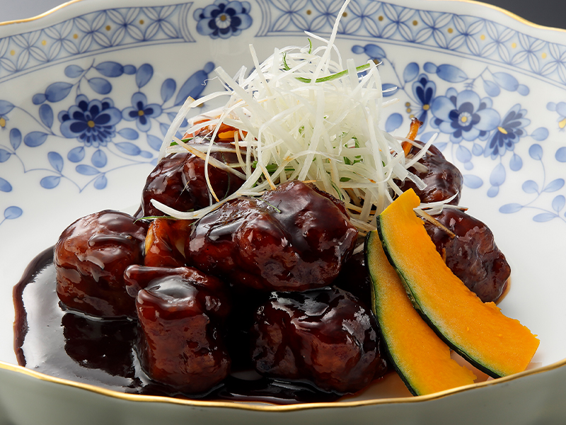 <div align="right">※「鹿籠豚の黒酢すぶた」のイメージです。</div>