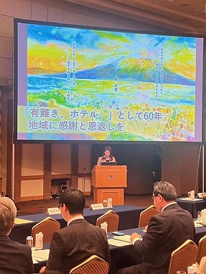 授賞式で、取り組みを発表するSDGs推進室 室長 安川あかね