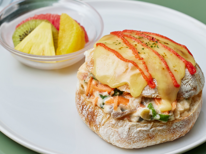 やさしいフランスパンサンドセット ～サーモンホワイトソース～<br>1,800円