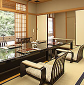 Wide selection of restaurants featuring seasonal Japanese delicacies