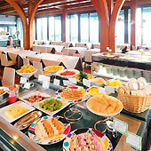 Wide selection of restaurants featuring seasonal Japanese delicacies