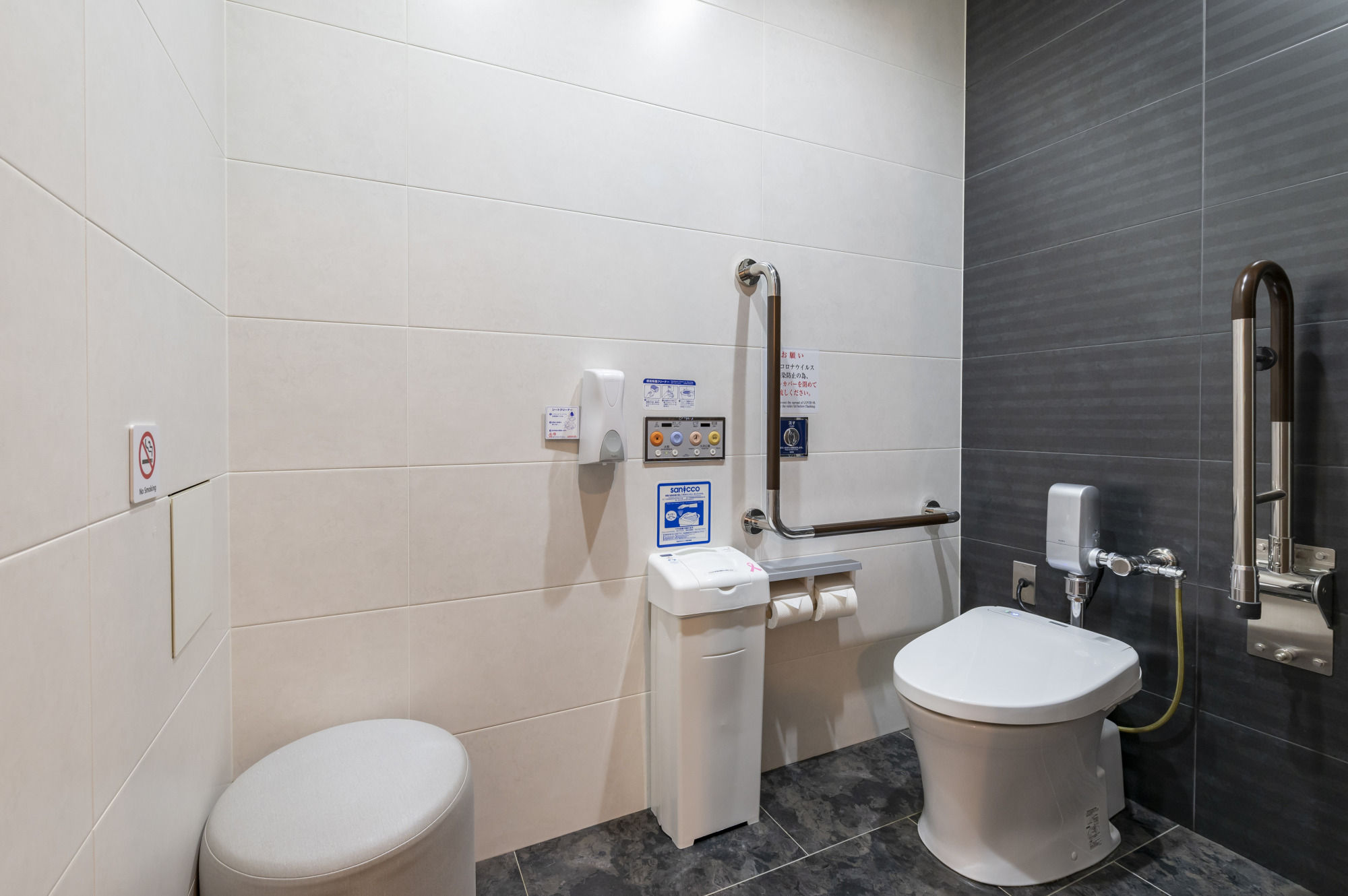 洋式トイレがあり、手すり付きでスペースも広く、高齢者、身障者にも安心してご利用いただけます。