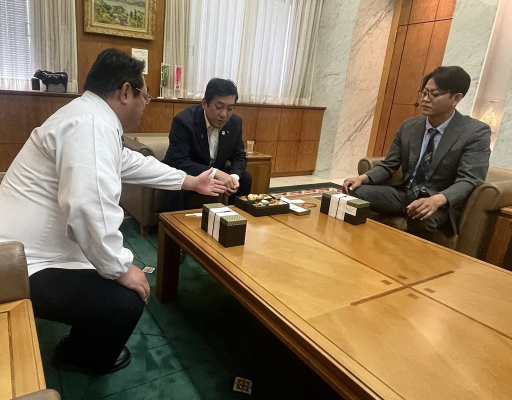 【塩田知事に料理説明をする長﨑料理長】