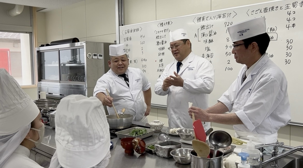 当日講師を務めた宴会和食スタッフ3名も楽しそうな表情です