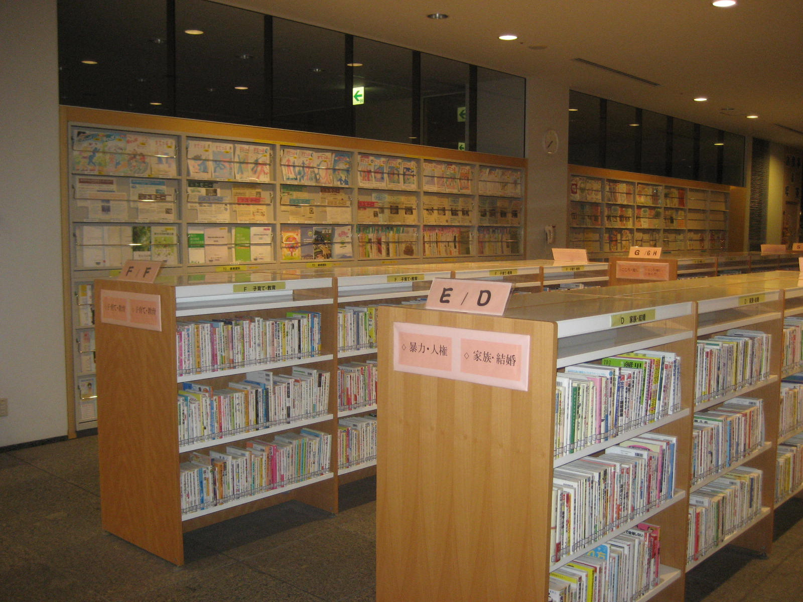 図書コーナーには幅広いジャンルの本がずらり