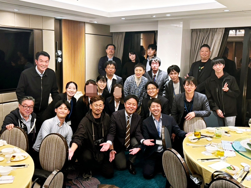 そろって笑顔の記念撮影