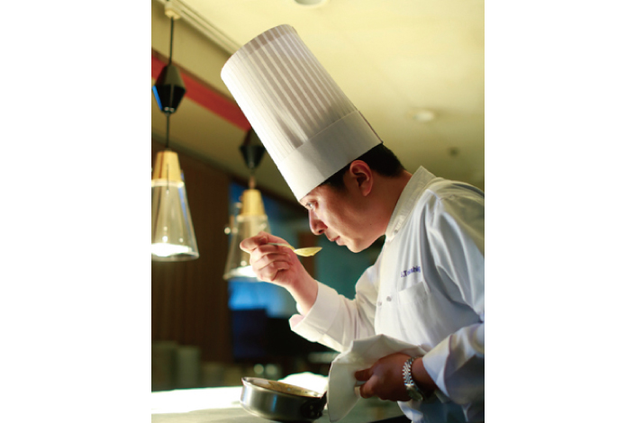 総料理長 徳重 慎一郎