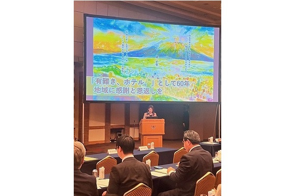 授賞式で、取り組みを発表するSDGs推進室 室長 安川あかね