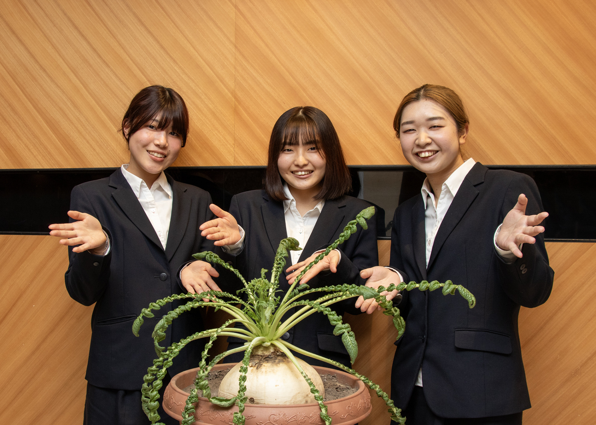 岩川 桃花 さん  迫  若奈 さん  下園 美友 さん