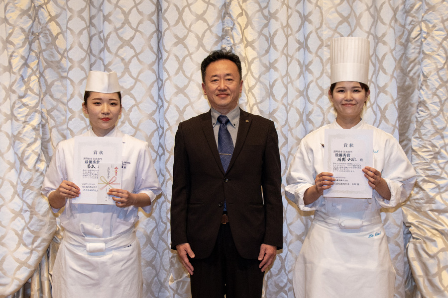 (左)冨永 奈美恵さん(中央)審査委員長 城西高等学校 花田賢一様(右)河野 ひなたさん