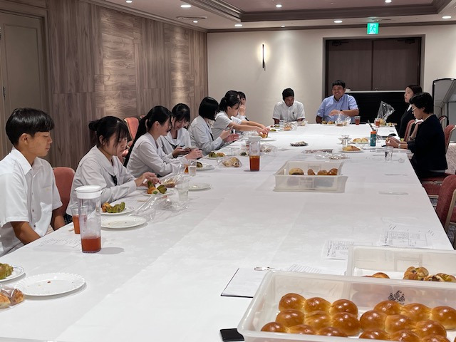 試食会の様子↑