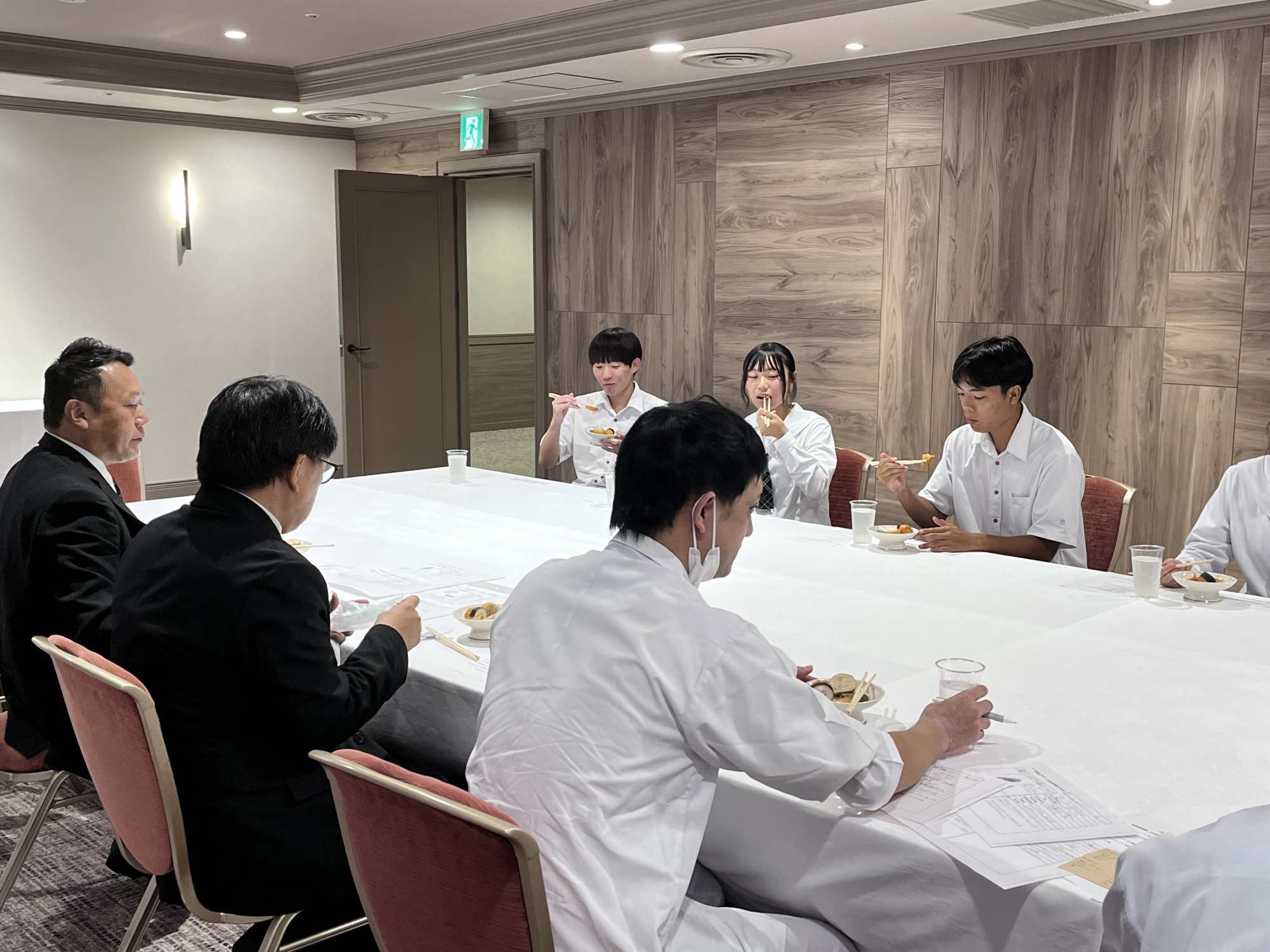 試食会の様子↑
