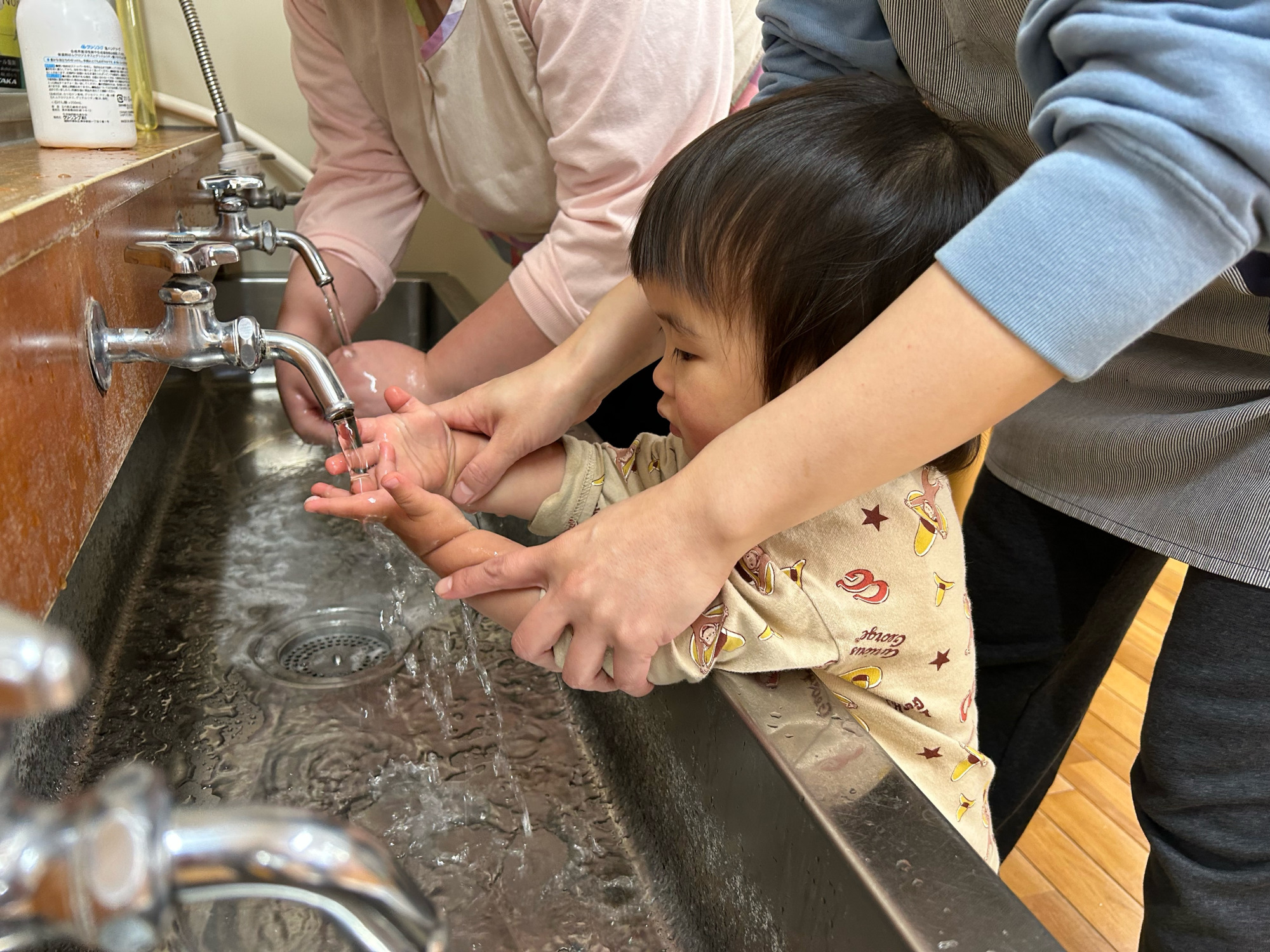 子供用の手洗い場で手をピカピカに♪