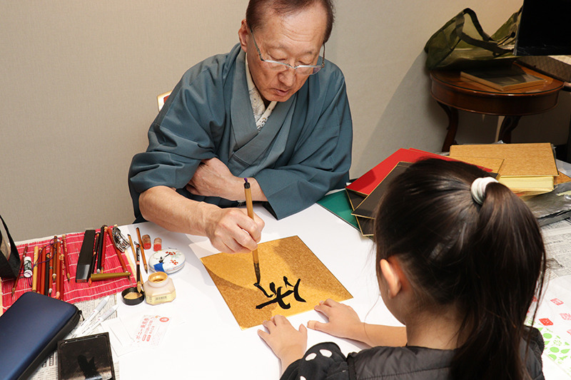 茂住先生の筆先をじっと見つめる
