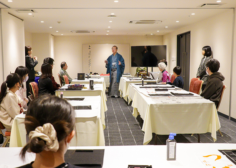 笑いに包まれた書初め会場