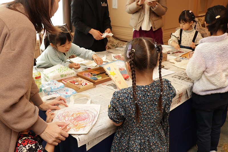 羽子板づくりやバッグに絵付けなどのワークショップ