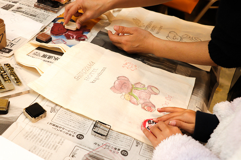 羽子板づくりやバッグに絵付けなどのワークショップ