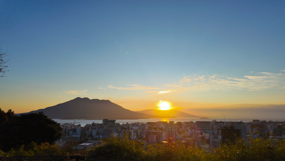 城山から眺める初日は高隅山から