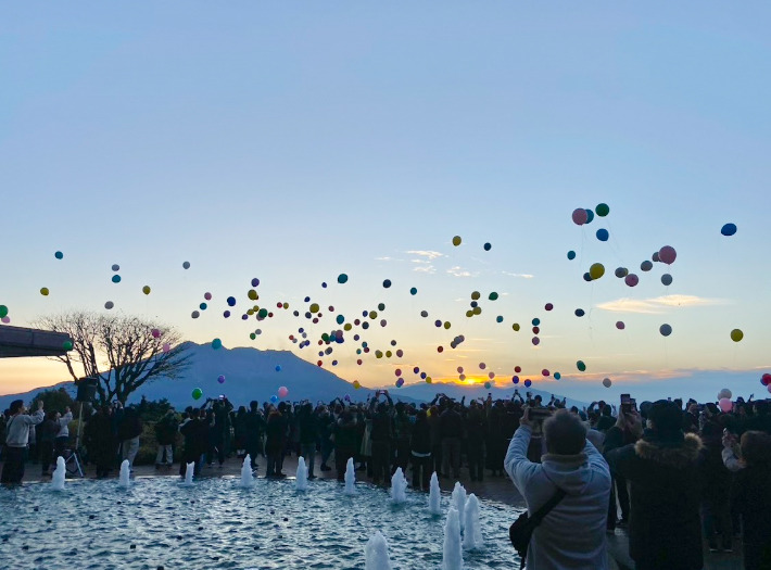 初日の出とともにバルーンリリース 良い年になりますように・・・