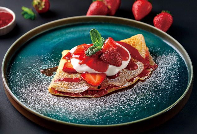 シェフが目の前で仕上げるクレープシュゼットのパフォーマンスも!