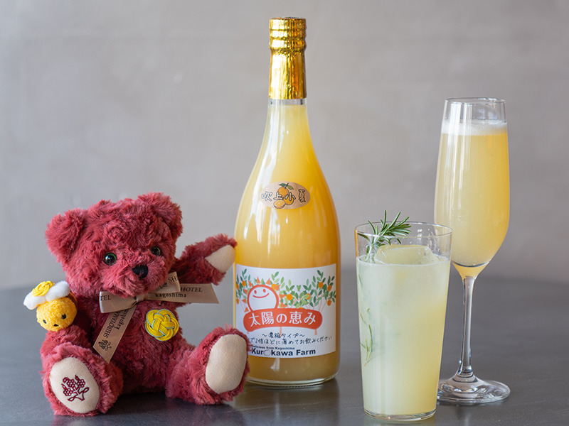 右から、日向夏ミモザ、ヴァージンミモザ、原料の日向夏ジュースジュース