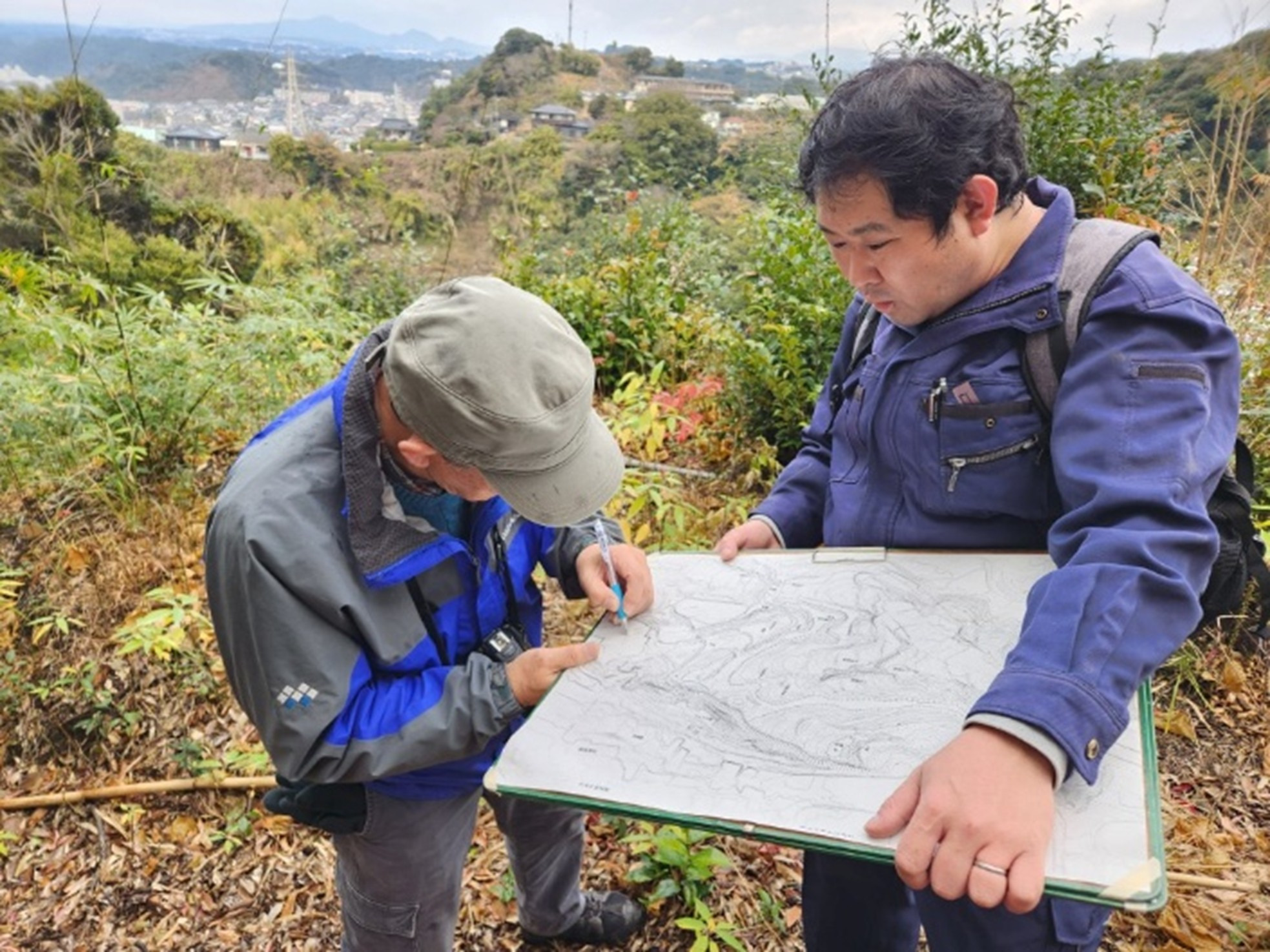現場で図面を作成（左が中井先生）