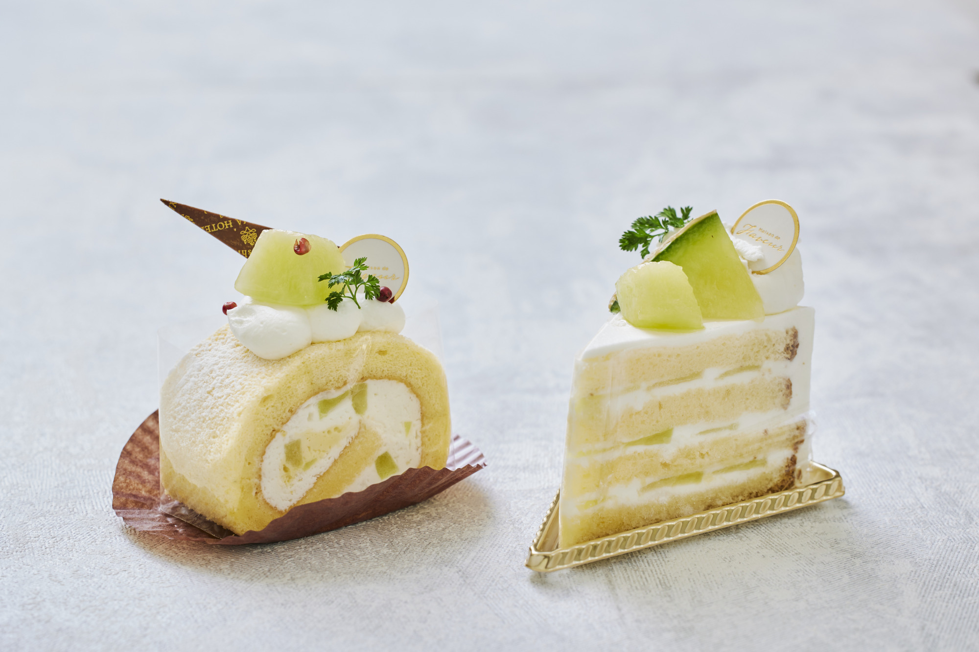 画像左から、クラウンメロンのロールケーキ、クラウンメロンのショートケーキ