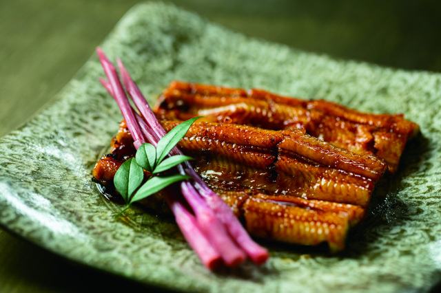 和食料理長監修のタレを絡めて温かいご飯と一緒に