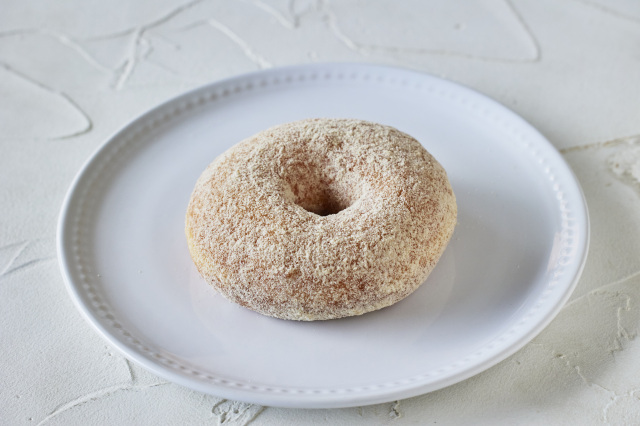 国産小麦のドーナッツ 島砂糖プレーン 300 円（税込）