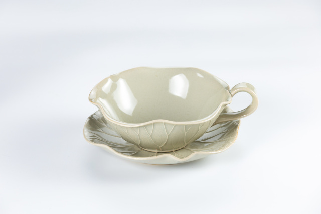 青釉　蓮の葉　カップ＆ソーサー 8,800円（税込）