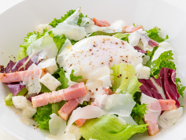 鹿児島産ベーコンのシーザー風サラダ
