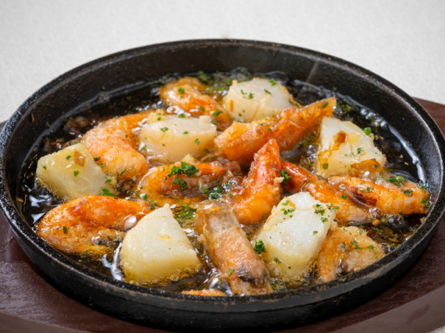 ソデイカ・赤エビ・鰹節のアヒージョ