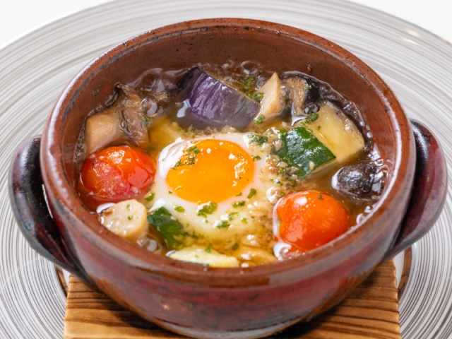 シェフスペシャル野菜と卵のアヒージョ