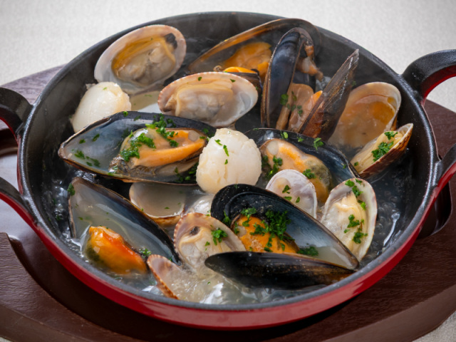 鹿児島産月日貝、アサリ、ムール貝の白ワインと香草蒸し