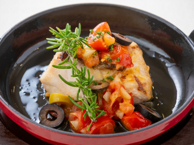 鹿児島産真鯛のグリル　グリーンマスタード風味トマトオリーブソース