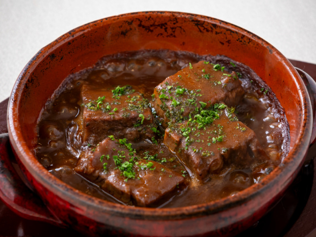 鹿児島産牛肉の赤ワイン煮込み　