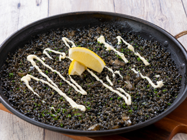 鹿児島産ソデイカとイカスミのパエリア