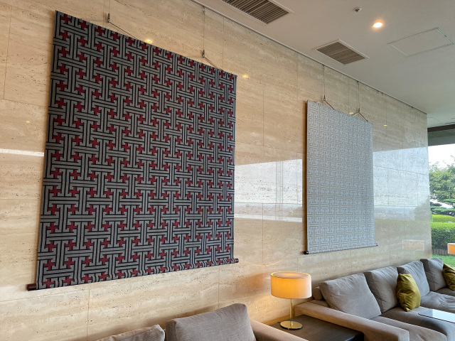 ②大島紬タペストリー「秋名バラ」