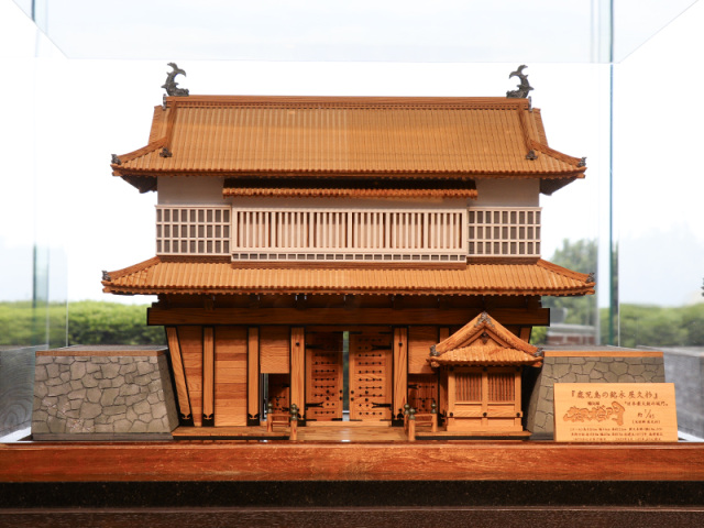 ④屋久杉ミニチュア「御楼門」