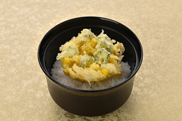 とうもろこしとオクラのかき揚げ丼