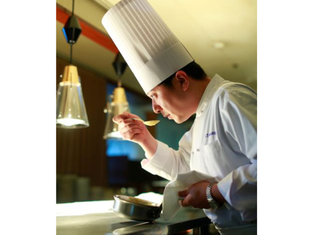 総料理長 徳重 慎一郎