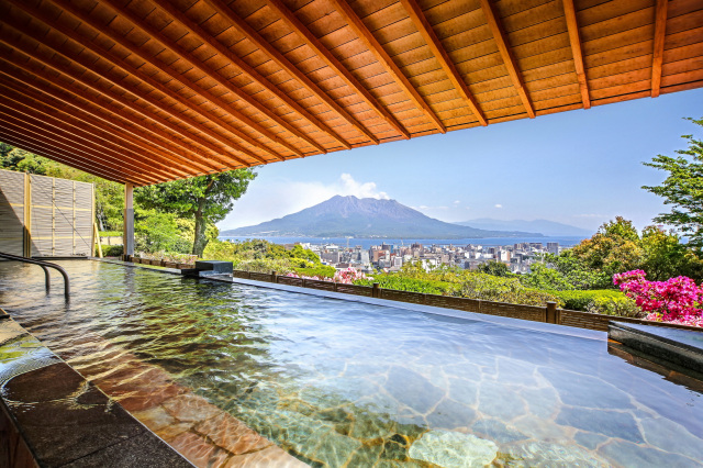 桜島と鹿児島市街地を一望する 絶景の展望露天温泉。