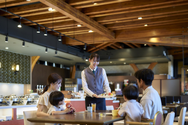 朝食会場スタッフ