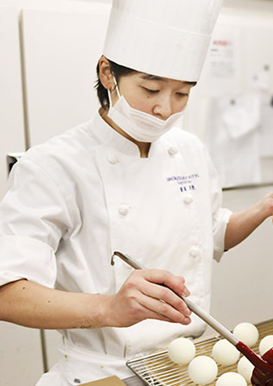 洋食調理部　製菓調理グループ　岸良　美周
